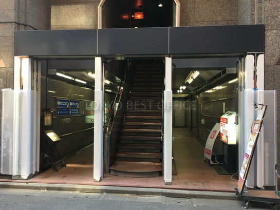 ビルエントランス（裏通り側）