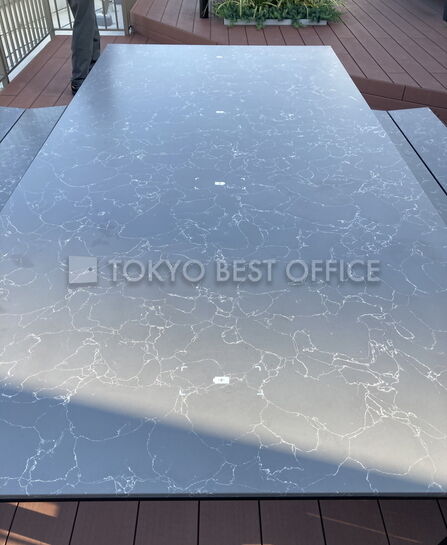 テーブルにてiPhone充電可