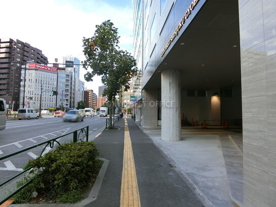 ビル入口周辺風景①