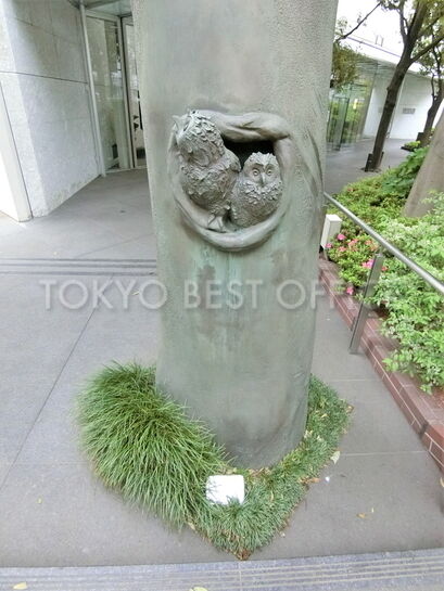 「ふくろう家族」の彫刻