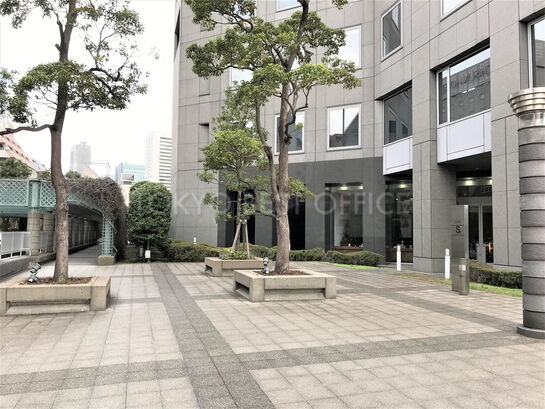 ビル敷地内風景②