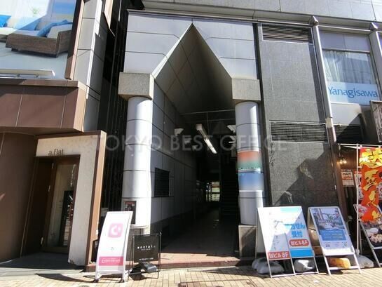 ビルエントランス（新宿柳通り側）①