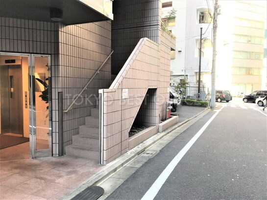 ビル周辺風景④（通用口側）