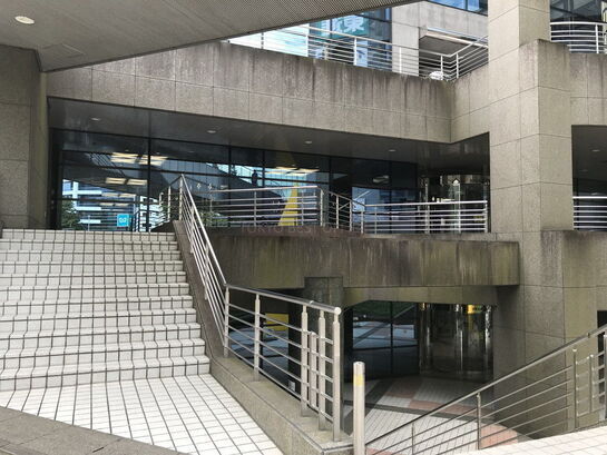 ビル敷地内風景①