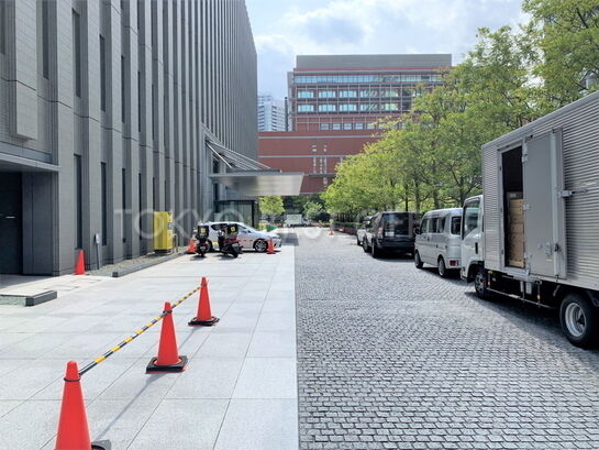 ビル入口付近①