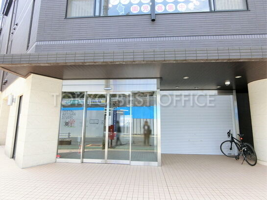 1階入口(片側はシャッター、搬出入に対応)