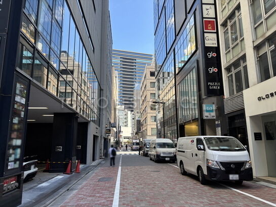 (銀座レンガ通り沿い)