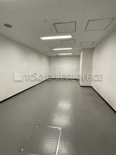 地下倉庫の一室