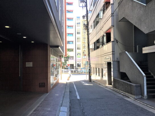 ビル裏口付近