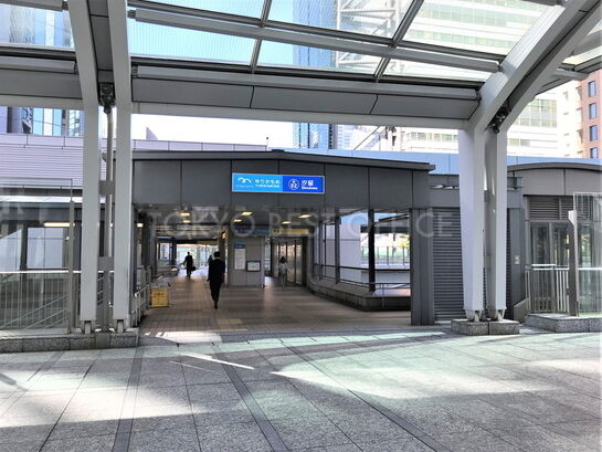 汐留駅から歩行者デッキにて直通