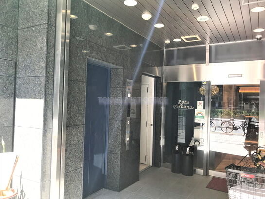 店舗側エントランスエレベーター