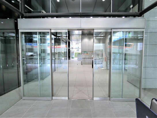 ビルエントランス