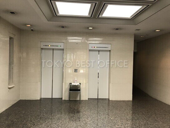 エレベーター（正面入り口）