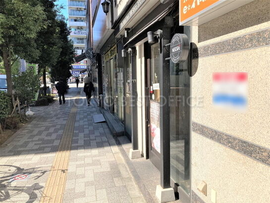 ビル周辺風景④(店舗側入り口付近)