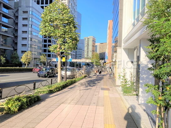 入口周辺(青山通り側)①