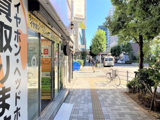 ビル周辺風景⑤(店舗側入り口付近)